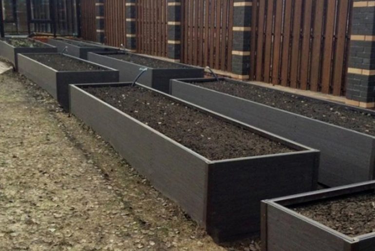 Чем хороши высокие грядки из террасной доски для дачи